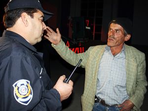 Öğrenci velisi okulda mahsur kaldı