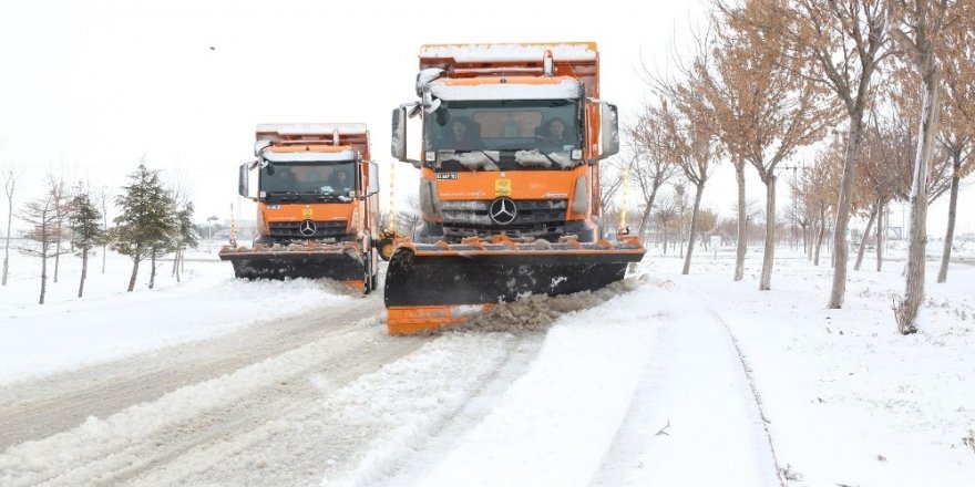 Konya Büyükşehir’den yoğun kar mesaisi