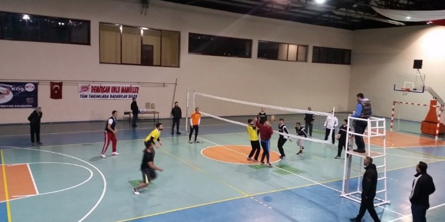 Kulu’da kaymakamlık voleybol turnuvası gelirleri Yemen’e gönderildi