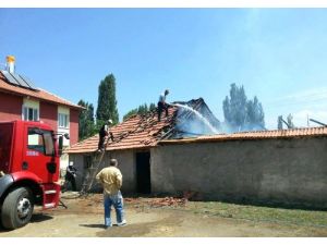 Akdağmadenin'de Çıkan Yangında Bir Ahır Yandı