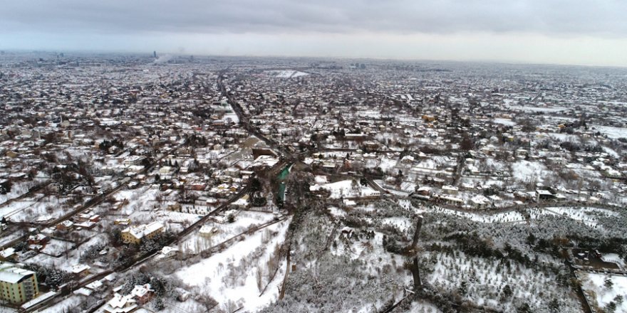 Konya'da kar yerini ayaza bıraktı