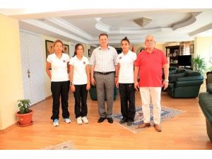 Başarılı Atletlere Başkan Savaş'tan Tebrik