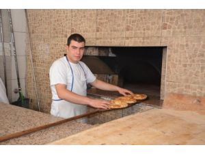 Fırıncılar Ekmek Parası İçin Ocak Başında Sıcakla Boğuşuyor