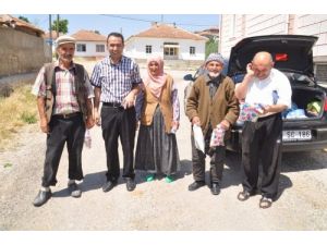 Köylüyü Aile Hekimi Muayene Ediyor, İlacı Eczacılar Getiriyor