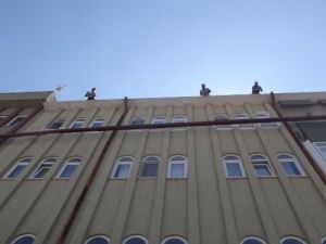 Ramazan Ayında Yerden Metrelerce Yükseklikte Ekmek Parası İçin Çalışıyorlar