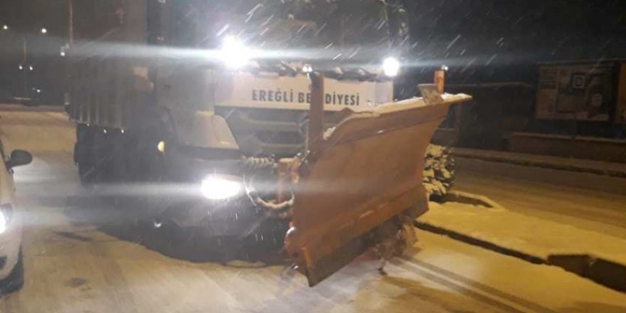 Ereğli Belediyesi karla mücadele çalışmalarını sürdürüyor