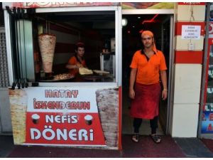 Silah Tutan Eller Döner Kesiyor