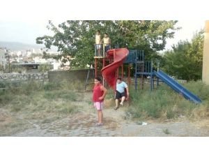Silifke’deki Çocuk Parkı Bakım Bekliyor