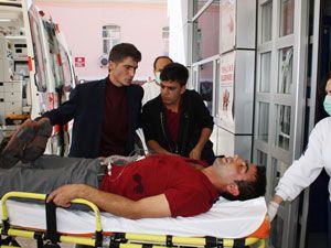 Lise öğrencisi bıçakla yaralandı