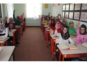 Develi Kız Kur'an Kursu 10 Hafız Mezun Etti