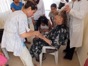 Kursiyerlerden Huzurevindeki Yaşlılara Saç Ve Cilt Bakımı