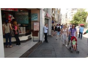 Gezi Mağduru Taksim Esnafı Müşterilerini Bekliyor (Özel)