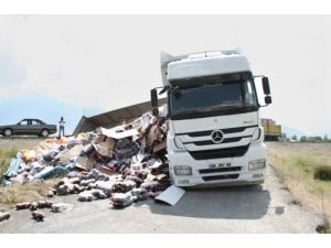 Tır Şarampole Devrildi, İçecekler Yola Dağıldı