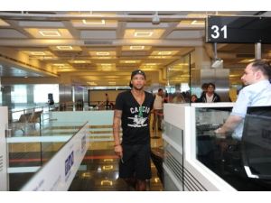 Havalimanında ‘melo’ İzdihamı