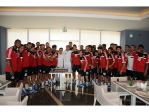 Kasımpaşa'nın Yeni Trasferi Scarione'ye Sürpriz Doğum Günü Düzenlendi