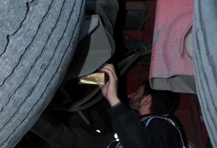 TIR'ın alt kısmında 13 bin paket kaçak sigara bulundu