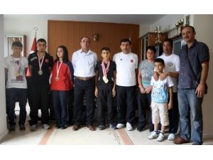 Tekvando Şampiyonları Niğde Gençlik İl Müdürü'nü Ziyaret Etti
