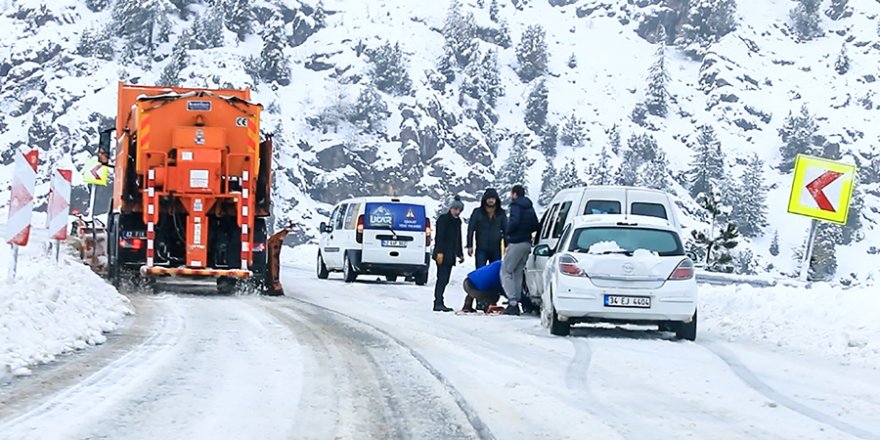 Konya-Antalya kara yolunda kar yağışı