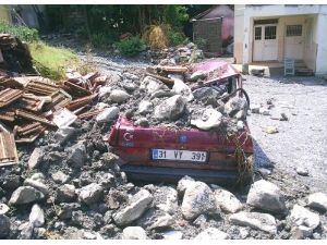 Hatay'da Sel Yolları Kapadı, Araçlar Toprak Altında Kaldı