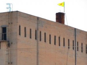 PYD, bayrağını sınıra dikti