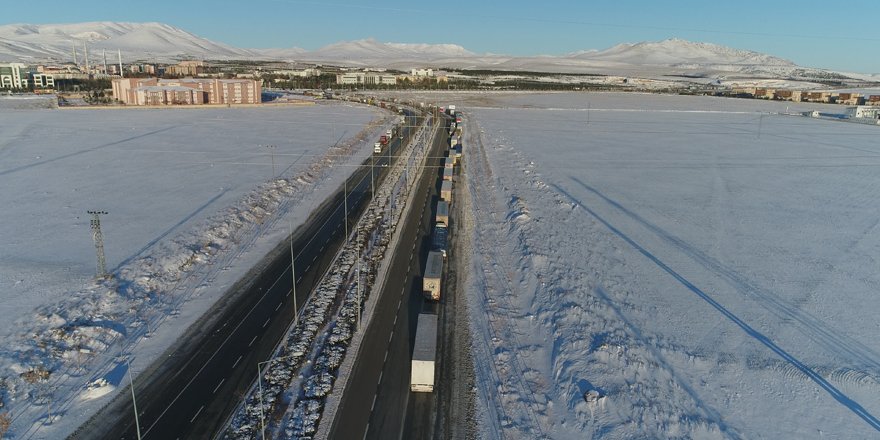 Şehirler arası yollar tırlara açıldı, bekleyen araçlar havadan görüntülendi