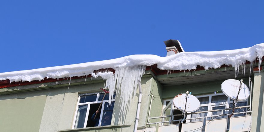 Seydişehir'de çatılarda oluşan buz sarkıtları korkutuyor