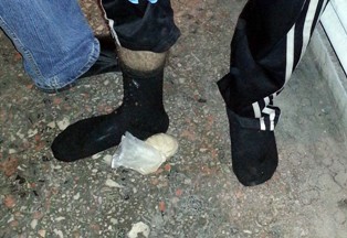 Çorabına sakladığı eroini narkotik köpeği buldu