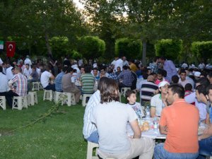 Suriyeli sığınmacılar iftarda bir araya geldi
