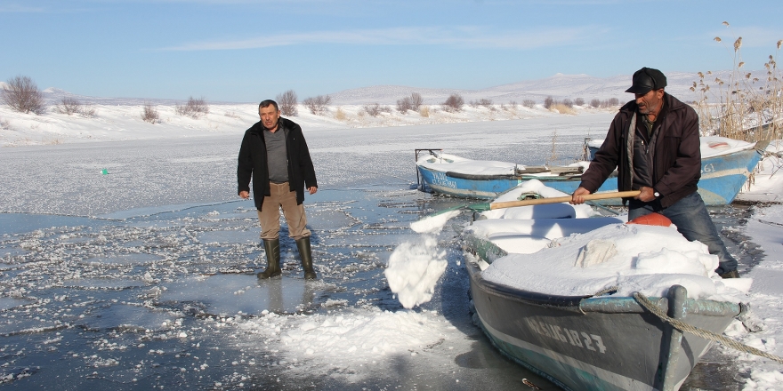 Balıkçılar buz tutan gölün ava açılmasını bekliyor
