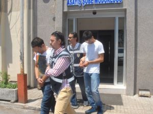 İşyerindeki Sadaka Kutusunu Soyanlar Düşürdükleri Kâğıttan Yakalandı