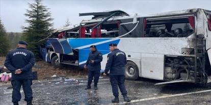 Yolcu otobüsü devrildi 1 kişi öldü, 30 kişi yaralandı