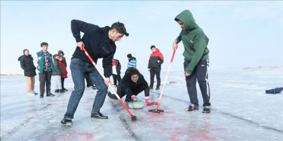 Çıldır Gölü'nün buzla kaplı yüzeyi curling sporcuları için antrenman alanı oldu