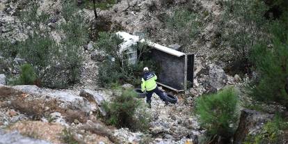 Alanya'da uçuruma yuvarlanan kamyonetteki çocuk öldü, babası ağır yaralandı