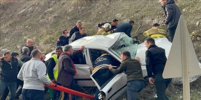 Balıkesir'de minibüs ile otomobilin çarpıştığı kazada 2 kişi öldü, 18 kişi yaralandı