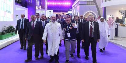 Diyanet İşleri Başkanı Erbaş, Hac ve Umre Hizmetleri Fuarı'nı ziyaret etti