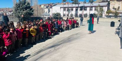 Kırsal mahallelerde çocuklar tiyatro ile buluştu