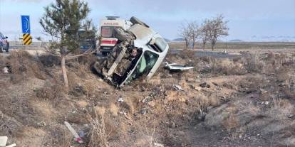 Konya'da devrilen otomobildeki 4 kişi yaralandı