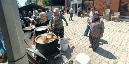 Hüyük'te vatandaşlara aşure ikram edildi