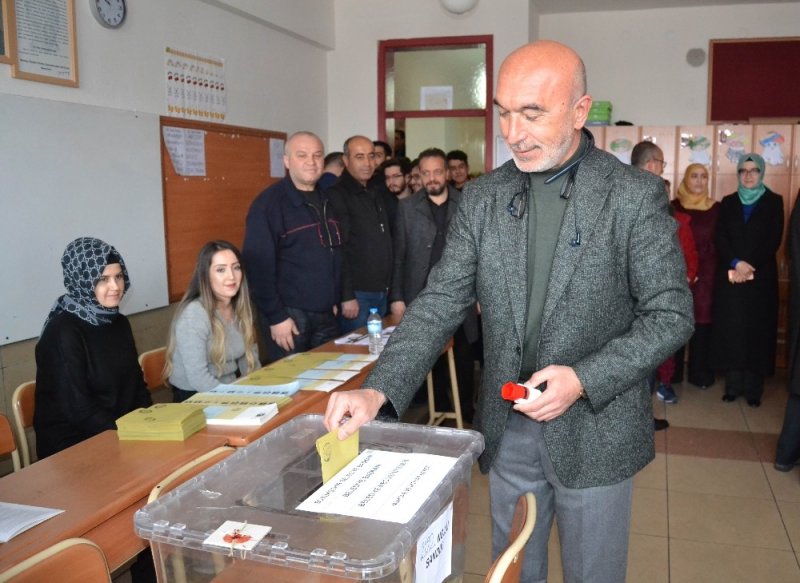 AK Parti Konya İl Başkanı Angı oyunu kullandı