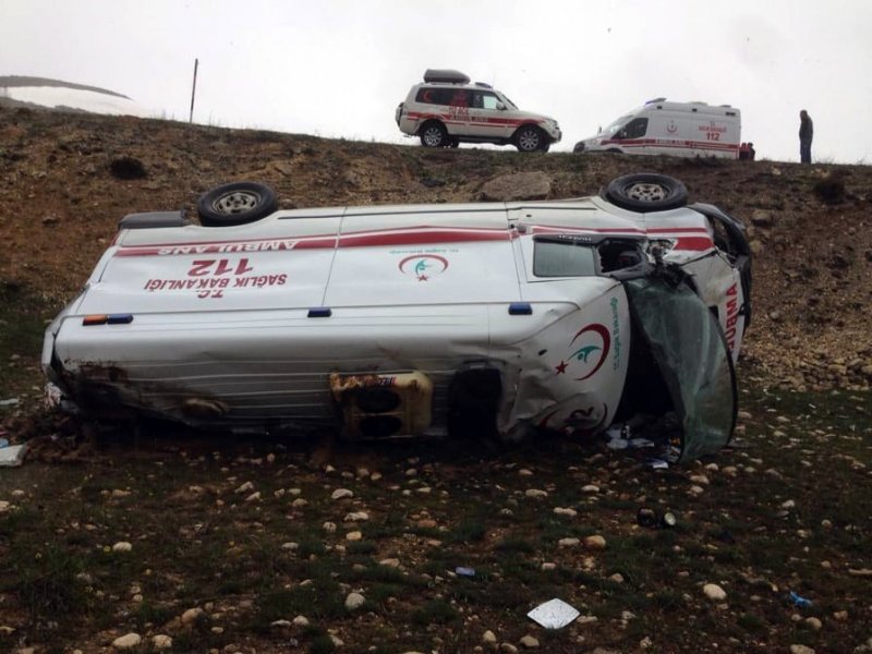 Karaman’da ambulans şarampole devrildi: 3 yaralı