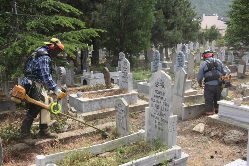 Seydişehir Belediyesi ekiplerinden mezarlıklarda temizlik
