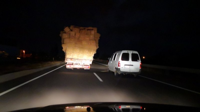 Aşırı saman yüklü kamyonetle trafikte tehlikeli taşımacılık