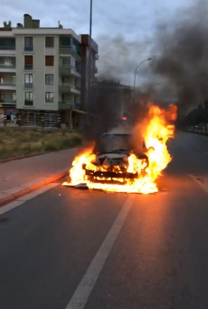 Konya’da otomobil alev alev yandı