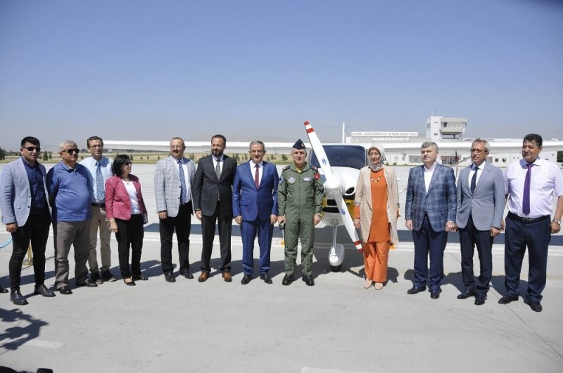 Selçuk Üniversitesi yeni eğitim uçağını tanıttı