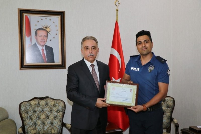 Polis memurunun duygulandıran davranışını Vali Toprak ödüllendirdi