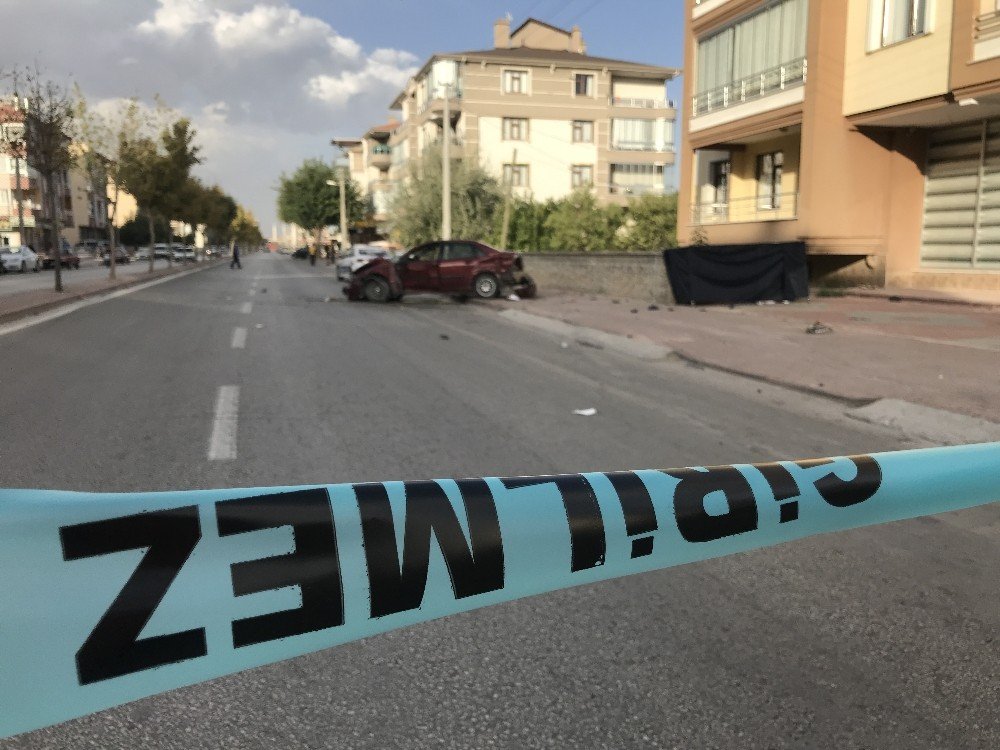 Otomobil kaldırımda yürüyen aileyi ezdi: 2Ölü