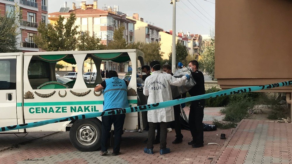 Otomobil kaldırımda yürüyen aileyi ezdi: 2Ölü