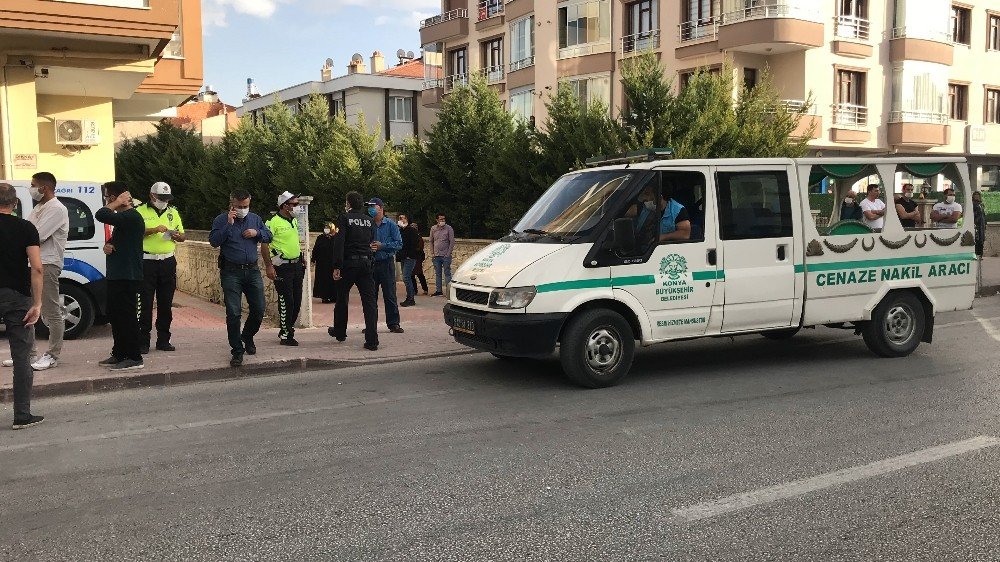 Otomobil kaldırımda yürüyen aileyi ezdi: 2Ölü