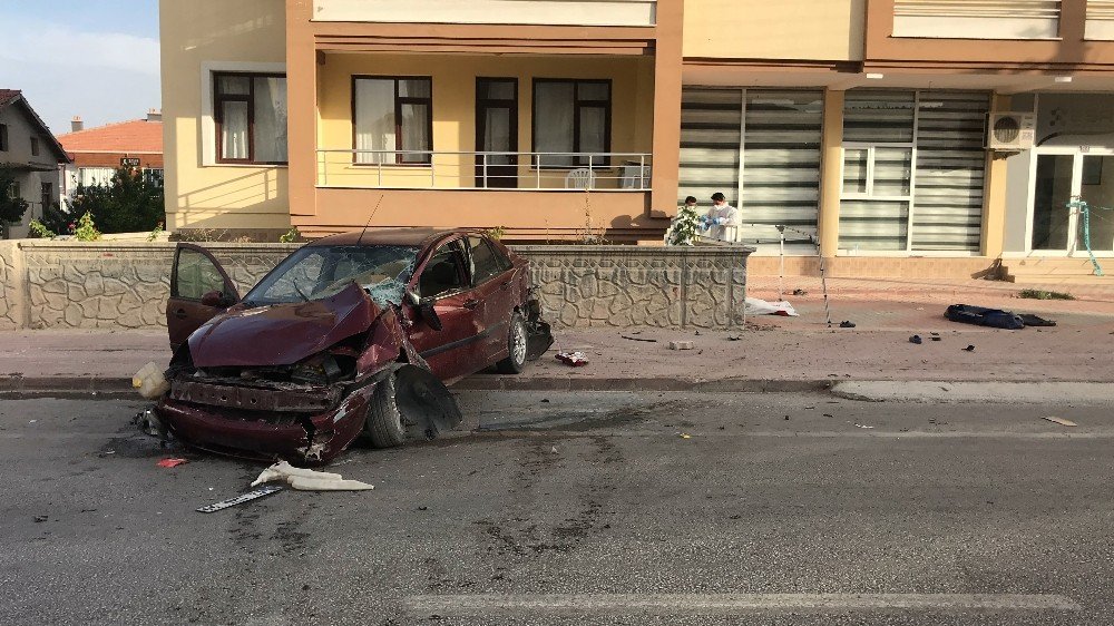 Otomobil kaldırımda yürüyen aileyi ezdi: 2Ölü
