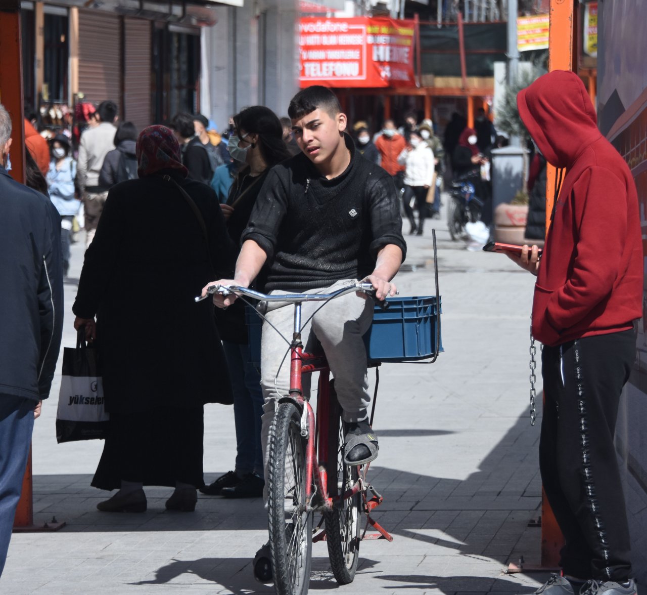 cok-yuksek-riskli-konyada-yogunluk-devam-ediyor-maske-kurali-unutuldu-8578-dhaphoto5.jpg